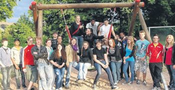 Verantwortung: Im Jugendtreff Haspel werden Jugendliche zu Teamern ausgebildet. Die Jugendlichen übernehmen dann selbstständig eigene Gruppen. Im Bild mit lila Schal Haspel-Leiterin Gabi Geßner-Görl. Foto: privat