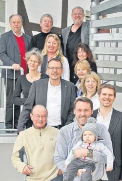 Sie wollen Kindern und Familien helfen: Dr. Alexander Schröder und Alexander Katzung mit Sohn Samuel übergaben dem Förderverein für ein zukunftsfähiges Melsungen die Spende. Darüber freuten sich Martin Gille, Bürgermeister Markus Boucsein, Manuela Wacker, Anke Kothe, Ilona Braun, Elisabeth Rose-Hassel, Karin Plötz-Hesse, Gerhard Peter, Volker Wiegand und Bernd Engelhardt. Foto: Grenzebach
