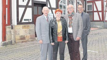 In seiner ehemaligen Praxis sammelte der Zahnarzt Hans-Joachim Fastenrath Kronen aus Edelmetall für einen guten Zweck: Ludwig Georg Braun, Barbara Fastenrath, Hans-JoachimFastenrath undMarkus Boucsein. Foto: Schippers
