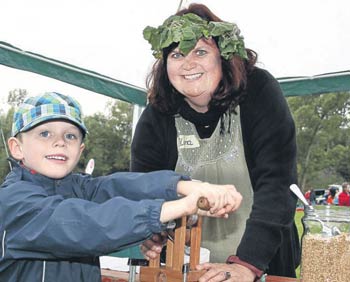 Müsli selbstgemacht: Wie das geht, probierte der Joshua Gießler aus Melsungen mit Ilona Heußner vom Umweltbildungszentrum Licherode aus. Foto: Becker