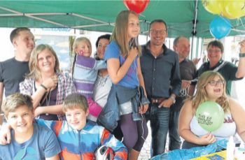Im Haspel-Pavillion von links hinten Johannes Förster, Annie Görl, Amelie und Sandra Röse, Bürgermeister Markus Boucsein, Jörg und Elke Metz von der Rockgruppe Meg Harvest sowie vorne von links Rene Andrej, Christopher Leuthardt, Johanna Röse und Julia Sa