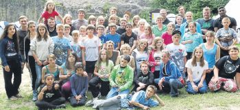 Zelten auf Burg Wallenstein: 55 Kinder und Jugendliche campierten bei strahlendem Sonnenschein und hörten sich am Lagerfeuer Gruselgeschichten an.