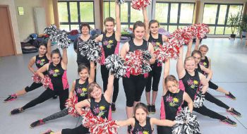 Anstrengender Sport: Die Mädchen von den Melsunger Dance Devil’s posieren mit ihren Pompons. Derzeit studieren sie drei Tage lang in Kehrenbach neue Choreografien ein – hinten links ohne Kostüm Christa Stöhr. Fotos: Dewert