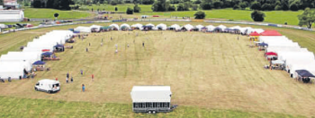 Hufeisen: Zelt an Zelt reihte sich an der Grasrennbahn aneinander. Dort kampierten 600 Mädchen und Jungen aus 35 Jugendfeuerwehren des Altkreises Melsungen. Foto: Zirzow