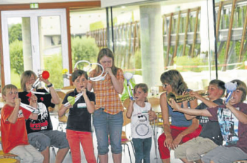 Workshop zum Instrumentenbau: von links Elias Elting, Jonas Elting, Lilli Ecke, Lisa Elting, Constanze Betzl, Marlene Breitschwerdt, Valentin Ecke und Daniel Breitschwerdt. Foto: Dürr