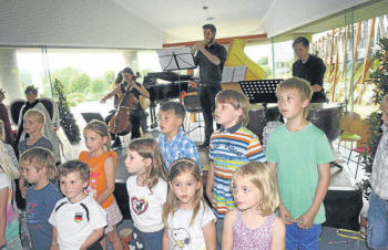 Kinder- und Jugendwochen bei B. Braun Melsungen: Beim Abschluss-Konzert zogen die Kinder in einer Prozession in das Betriebsrestaurant ein, wo sie ein Halleluja von Georg Friedrich Händel sangen. Foto: Dürr