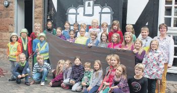 Moderne Flut: Mit selbstgemachtem Bühnenbild und serbstgeschneiderten Kostümen bereitet der Kinderchor Melsungen mit Kantorin Annette Fraatz das Musical „Nach uns die Sintflut“ vor. Foto: Schmidt