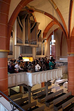 Foto der Kindergruppe in der Kirche vor der Orgel