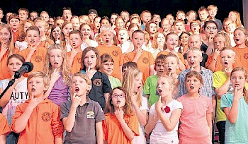 Singen nach Handzeichen: Die Viertklässler des Projekts Primacanta an Fulda und Eder trafen sich am Samstagvormittag in der Melsunger Kulturfabrik zum Abschlusskonzert. Fotos: Schaumburg-Reis