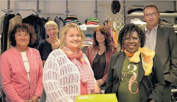 Übergabe der Spende, Foto: Pflug