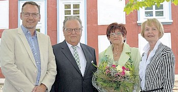 Bei der Übergabe der Spende bedankten sich Markus Boucsein (links im Bild) und Ilona Braun (rechts) bei dem Ehepaar. Foto: Pflug
