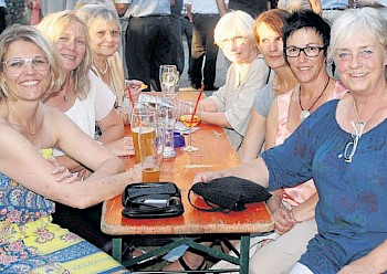 Abkühlung. Mit einem kühlen Getränk ließen (von links) Cathrin Schott, Petra Boucsein, Renate Benisch, Hedy Giessler, Vera Schormann, Petra Trulley und Marion Viereck den ersten Abend des Stadtfestes im Schlossgarten ausklingen.