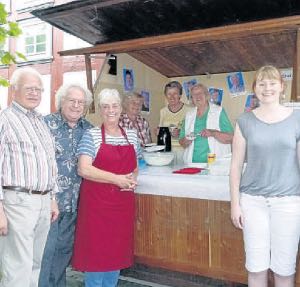 Grüne Soße. Der Seniorenbeirat verkaufte am Freitag Grüne Soße mit Kartoffeln. Der Erlös geht an den Förderverein „Familienfreundliches Melsungen“ zugunsten der Integrationsstelle für Emigranten. Der Beirat dient als Hilfe und Anlaufstelle für ältere Bürger der Stadt. Foto: Bülau