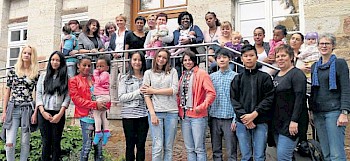 Freuen sich über die Spende: Schüler und Lehrer der Sprachförderung der Gesamtschule in Melsungen (unten) sowie Teilnehmer des Elterncafés mit ihren Kindern (oben), Eva Seitz, Inhaberin der Aesculap Apotheke (oben Vierte von links), und die Leiterin des Familienbüros Karin Plötz-Hesse (oben Zweite von links). Foto: Bülau