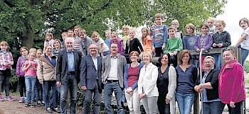 Spender, Betreuer und Kinder: (vorne von links) Beate Wicke-Urban vom Vorstand des Vereins Schule Plus, Betreuerin Nicole Müller, Gerhard Schmoll, Geschäftsführer mp2, Dietmar Claus, Inhaber mp2, Melsungens Bürgermeister und 1. Vorsitzender des Vereins für ein zukunftsfähiges Melsungen Markus Boucsein, Karin Muche, Vorstand Schule Plus, Ilona Braun, 2. Vorsitzende des Fördervereins für ein zukunftsfähiges Melsungen, Astrid Stock, Vorstand Schule Plus, die Betreuerinnen Brigitte Skirde, Lucia Hofmann und Inga Kost mit einigen Kindern der Ferienbetreuung. Foto: Bülau