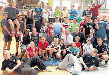 Besuch bei den Ferienspielen: 37 Kinder und Jugendliche mit Landrat Winfried Becker (2. Reihe mit rot-weißem Schlips) sowie Uwe Tomaselli und Dr. Diethardt Roth vom Haspelvorstand. Foto: privat