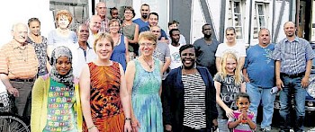 Organisatoren und Gäste des Melsunger Kontaktcafés: (vorne von links) Halima Hamy Wayessa aus Äthiopien neben den Hauptverantwortlichen für das Kontaktcafé Obermelsungens Pfarrerin Sandra Scholz, der Ehrenamtlichen Gudrun Banniza-Raftopoulos und Melsungens Integrationsbeauftragten Theresa Adenekan. Im Hintergrund einige der Besucher des monatlichen Treffens. Foto: Bülau