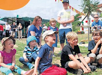 Ein Fest, das vor allem den Kindern viel Freude machte: Sie feierten auf dem modernisierten Spielplatz in Günsterode – vorne von links: Lilli-Sophie Obach, Tim Hofmeister, Noah Deuhsen, Jonathan Winter und Linus Obach. Foto: privat/nh