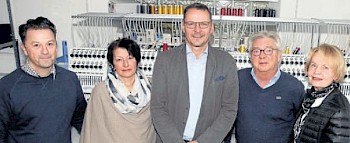 Vor den Stickmaschinen: Mitarbeiter Alexander Kreger, Marlis Sattler, Bürgermeister Markus Boucsein, Günter Sattler und Ilona Braun vom Förderverein. Foto: Wenderoth