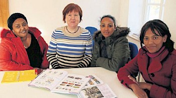 Lernen seit fast einem Jahr gemeinsam Deutsch: von links Almaz Mehari (39) , Lehrerin Marlene Schanze (66), Helen Tsegay (29) und Kokob Habtu (26). Marlene Schanze will mit den Eritreerinnen nicht nur Grammatik pauken, sondern lehrt Alltagsdeutsch. Foto: Frangenberg