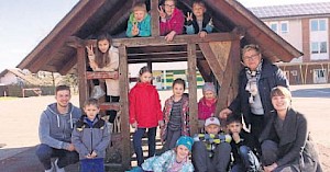 Hatten gemeinsam viel Spaß: Die Kinder, die an der Ferienbetreuung teilnahmen, und die Betreuer Romano Lemmer, Lucia Hofmann und Ann-Kathrin Fehling. Foto: privat