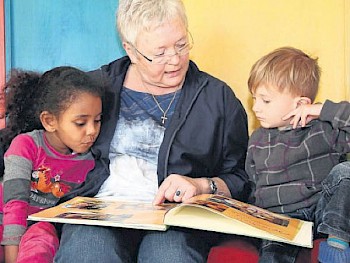 Verstehen, Sprechen und Erzählen stehen im Fokus: Im evangelischen Kindergarten Lutherhaus schaut sich Marianne Rohde mit Abigail (links, 4) und Leopold (3) ein Bilderbuch an. Fotos: Leissa