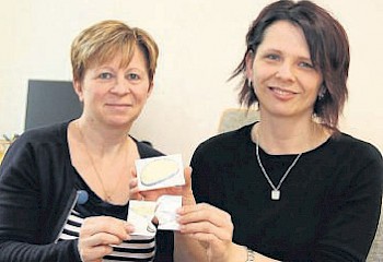 Butter und Brot ergibt ein Butterbrot: Mit Zusammensetzungskarten machen Swetlana Ries (links) und Michaela Ritter-Helferich vom Kindergarten Bachfeld das Frühstück zu einem Sprachspiel.