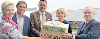 Spendenübergabe: (von links) Alexandra Friedrich (stellvertr. Betriebsratsvorsitzende), Peter Hohmann (Betriebsratsvorsitzender), Markus Boucsein (Bürgermeister, Ilona Braun (Förderverein für ein zukunftsfähiges Melsungen) und Prof. Dr. Heinz-Walter Große (Vorstandsvorsitzender). Foto: Schürgels