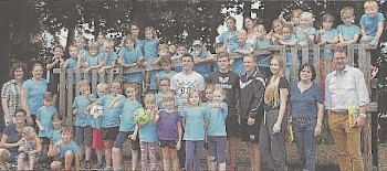 Hatten sichtlich Spaß: Die Kinder, die an der Sportwoche teilnahmen, erhielten als Erinnerung ein türkises T-Shirt. Melsungens Bürgermeister Markus Boucsein (rechts) schaute auch vorbei und hatten Süßigkeiten dabei. Foto: Braun