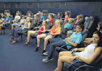 Unendliche Weiten: Während der Ferienspiele ging es auch ins neu eröffnete Planetarium in Kassel. Foto: privat