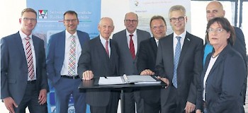 Freuten sich über die Vereinbarung: (v.li.) Studiendirektor Markus Gille, Bürgermeister und 1. Vorsitzender Förderverein für ein zukunftsfähiges Melsungen Markus Boucsein, Prof. Dr. h.c. Ludwig Georg Braun, Sozialminister Stefan Grüttner, Landrat Winfried Becker, Kay-Henric Engel (Ausbildungsleiter B. Braun), Schulleiter Hans Bernd Richter und Adele Hafermas-Fey (Kreisbeigeordnete). Foto: Scharpen