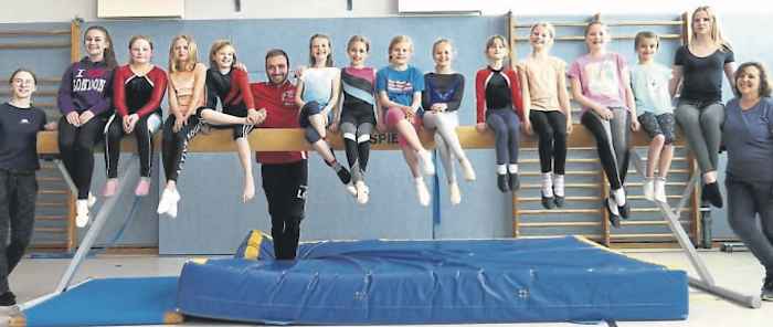 Die Turnerinnen der Melsunger Turngemeinde: ganz links Maria Komiske, Laurien Goujard und rechts Uta Stahr, Lehrerin an der Christian-Bitter-Schule. Foto: Melsunger Turngemeinde